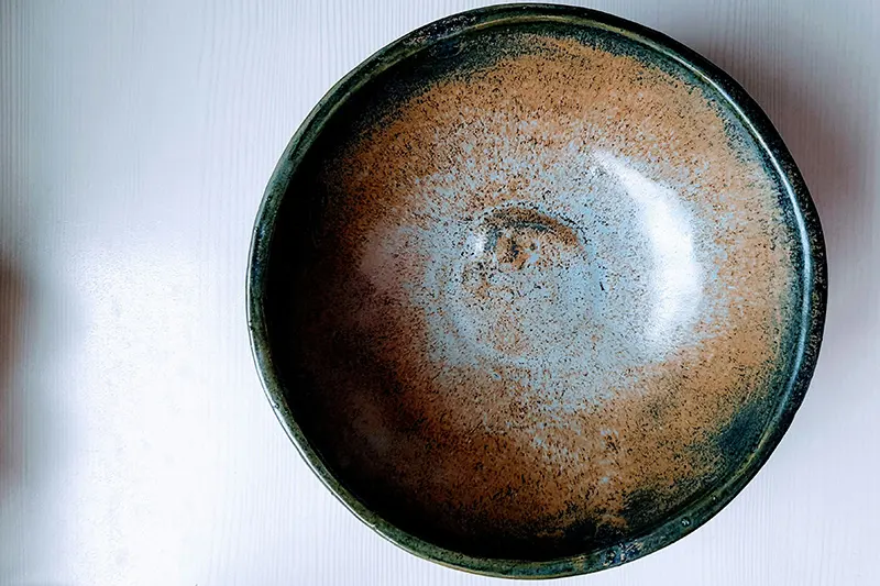 緑と茶のグラデーションの器の画像